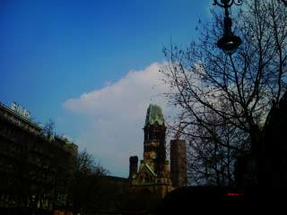 Op de achtergrond de Gedächtniskirche
