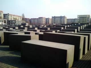 Het enorme en indrukwekkende Holocaust monument